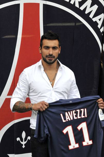 A luglio 2012 Lavezzi viene acquistato dai francesi del Paris Saint-Germain per 30 milioni di euro, e firma un contratto quadriennale da 4 milioni di euro a stagione. Essendo la maglia numero 22 gi assegnata al francese Sylvain Armand, sceglie di indossare la 11 (Lapresse)